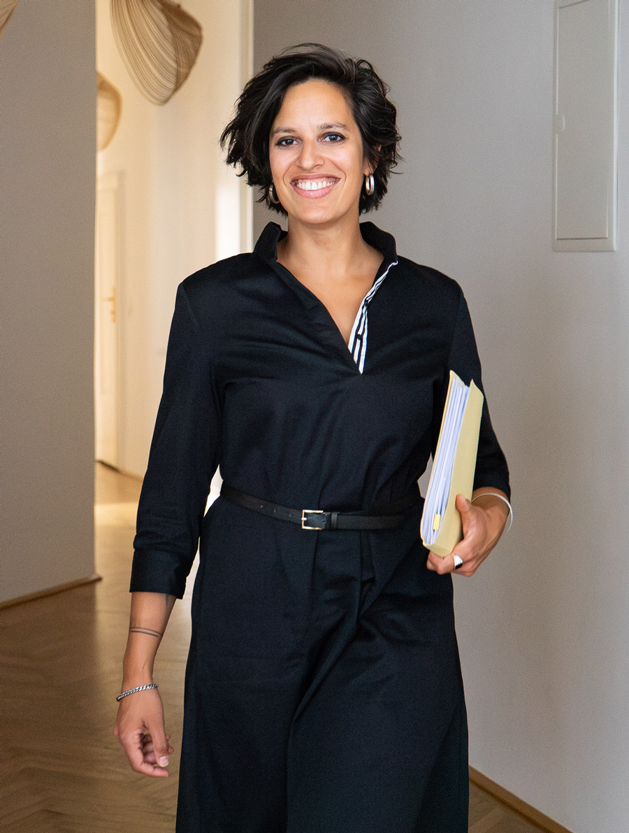 Mag.a Katharina Satish in ihrer Kanzlei in Wien